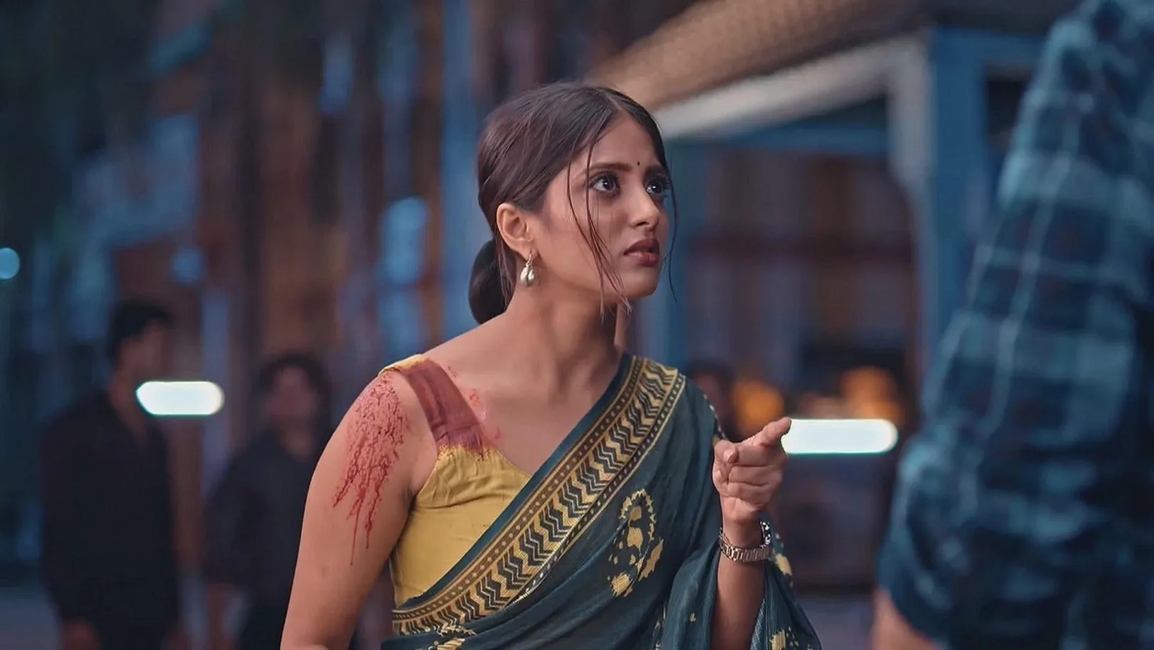 Janvi Distributes Sweets to Everyone | Main Hoon Saath Tere 