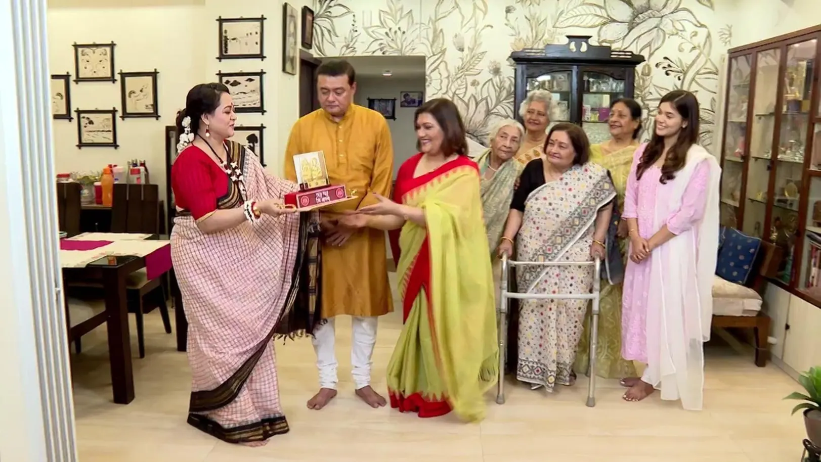 Aparajita Visits Actor Saswata Chatterjee's House l Ghore Ghore Zee Bangla l Promo