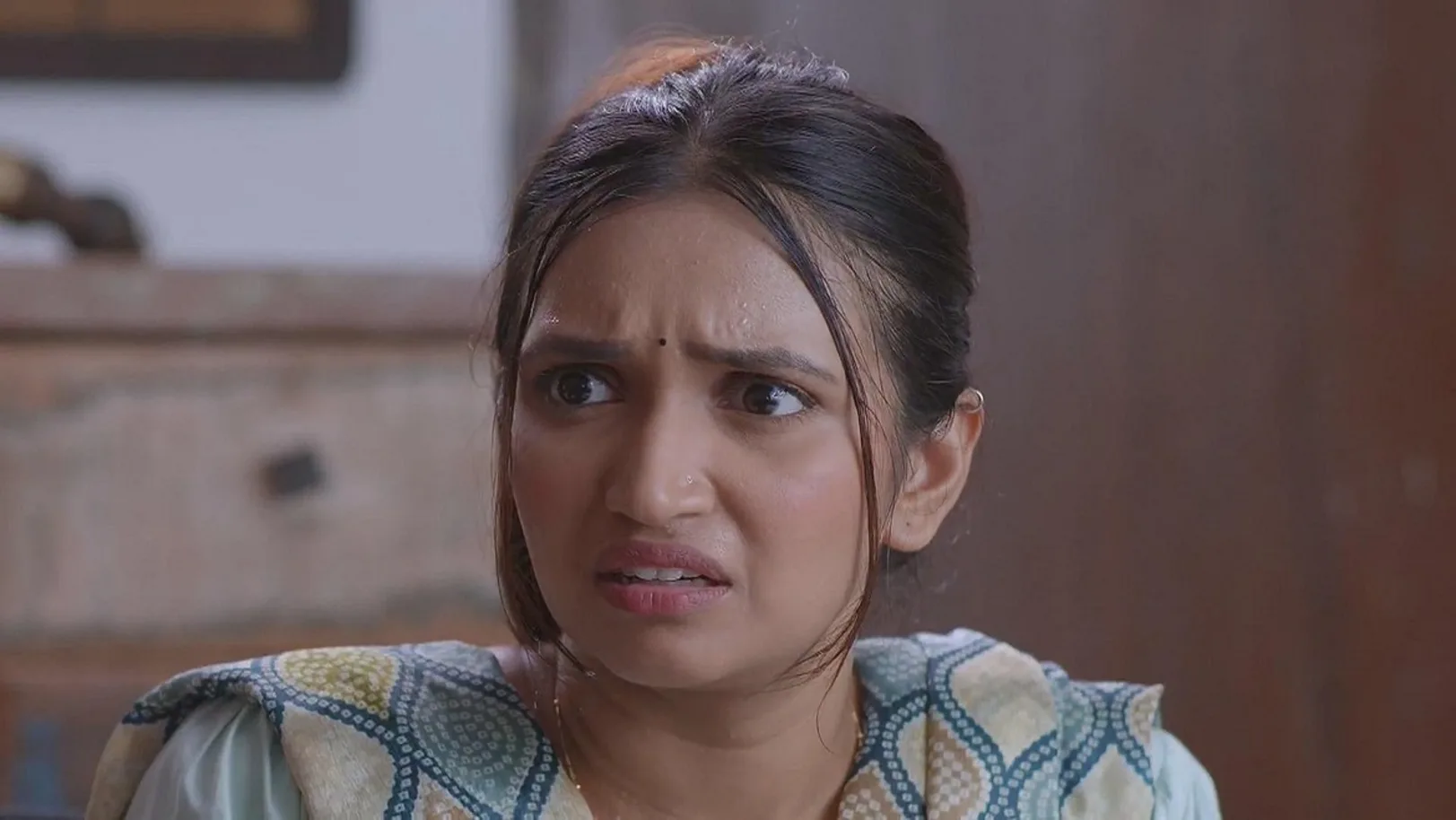 Meghna Tells Charu that She Is Aware of Her Deeds | Sara Kahi Tichyasathi 