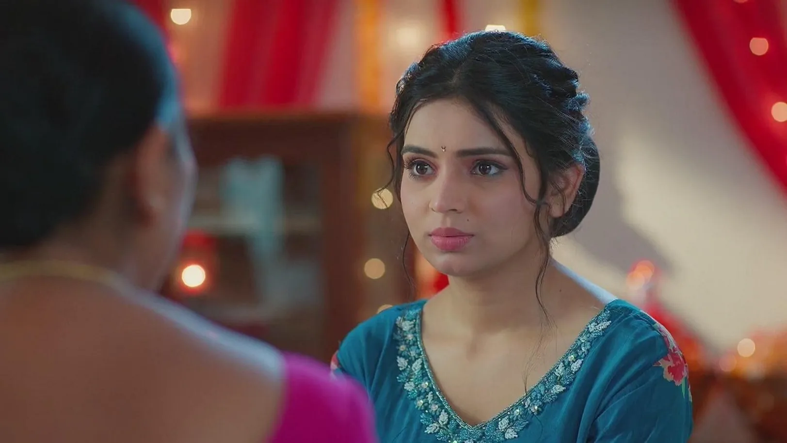 Vandana Reassures a Worried Divya | Shiva 