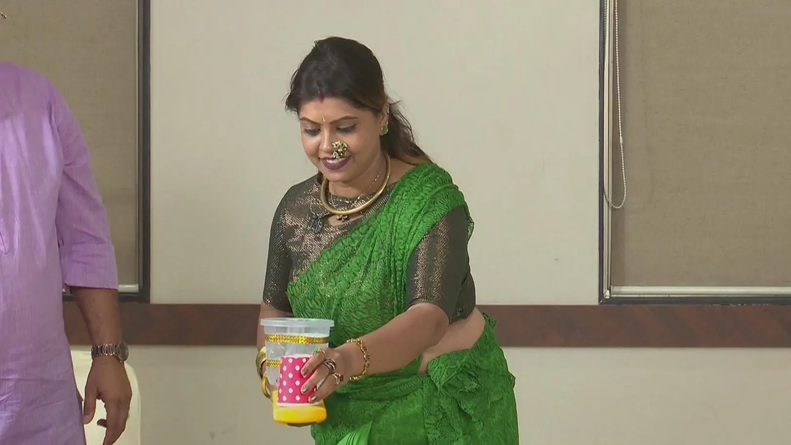 Rupali and Bharti Compete for a Paithani 
