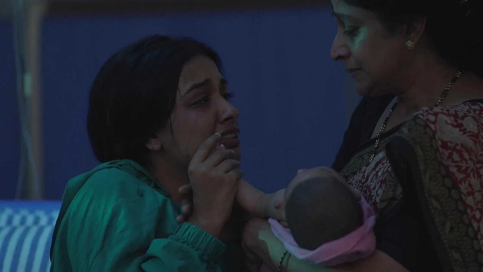 Shalini Hands Her Baby to Sharada | Kudumbashree Sharada 