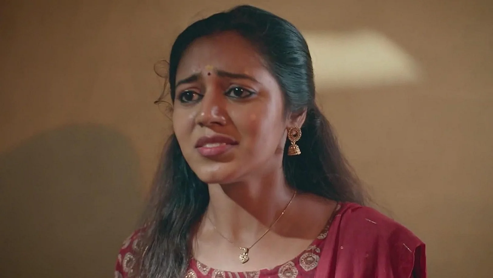 Nalini’s Goon Blackmails Nithya 5th July 2024 Webisode