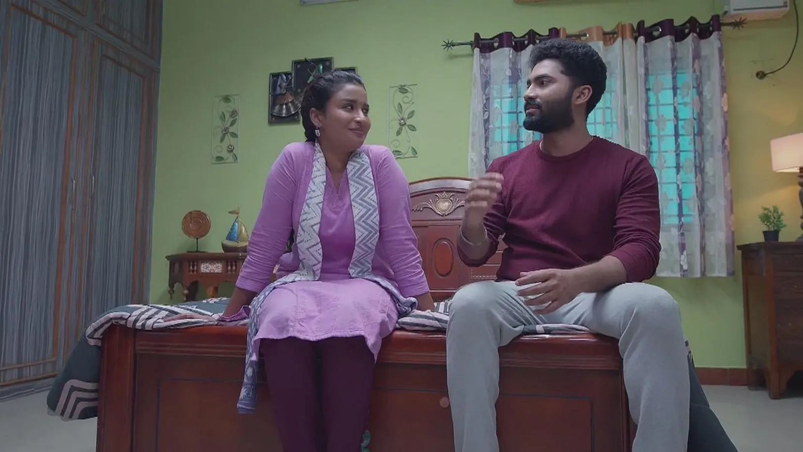 Madhumitha Questions Jeeva | Nenjathai Killathe 