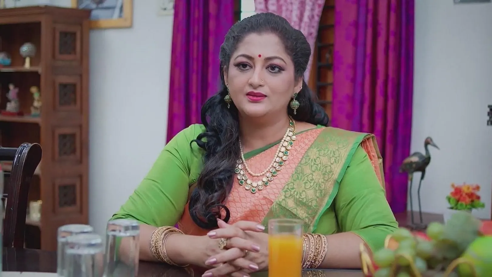 Shakuntala Meets Renuka | Nenjathai Killathe 
