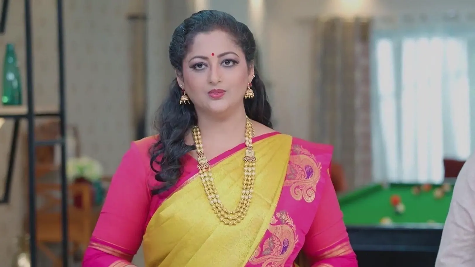 Goutham Stops Shakuntala | Nenjathai Killathe 