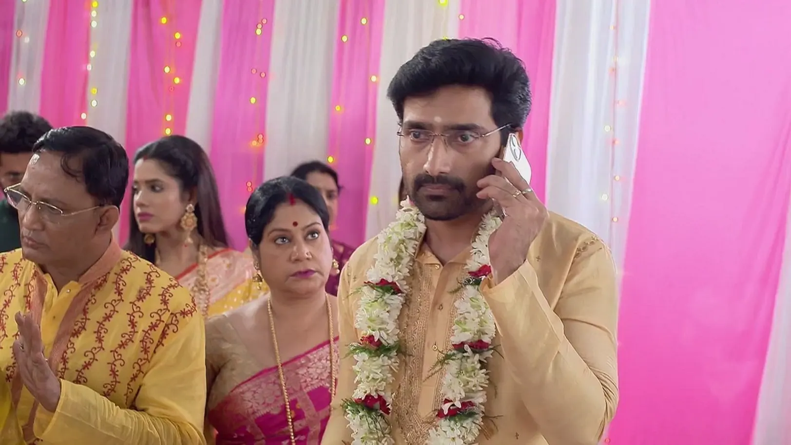Kavya Asks the Police to Search Shiuli | Mala Bodol 