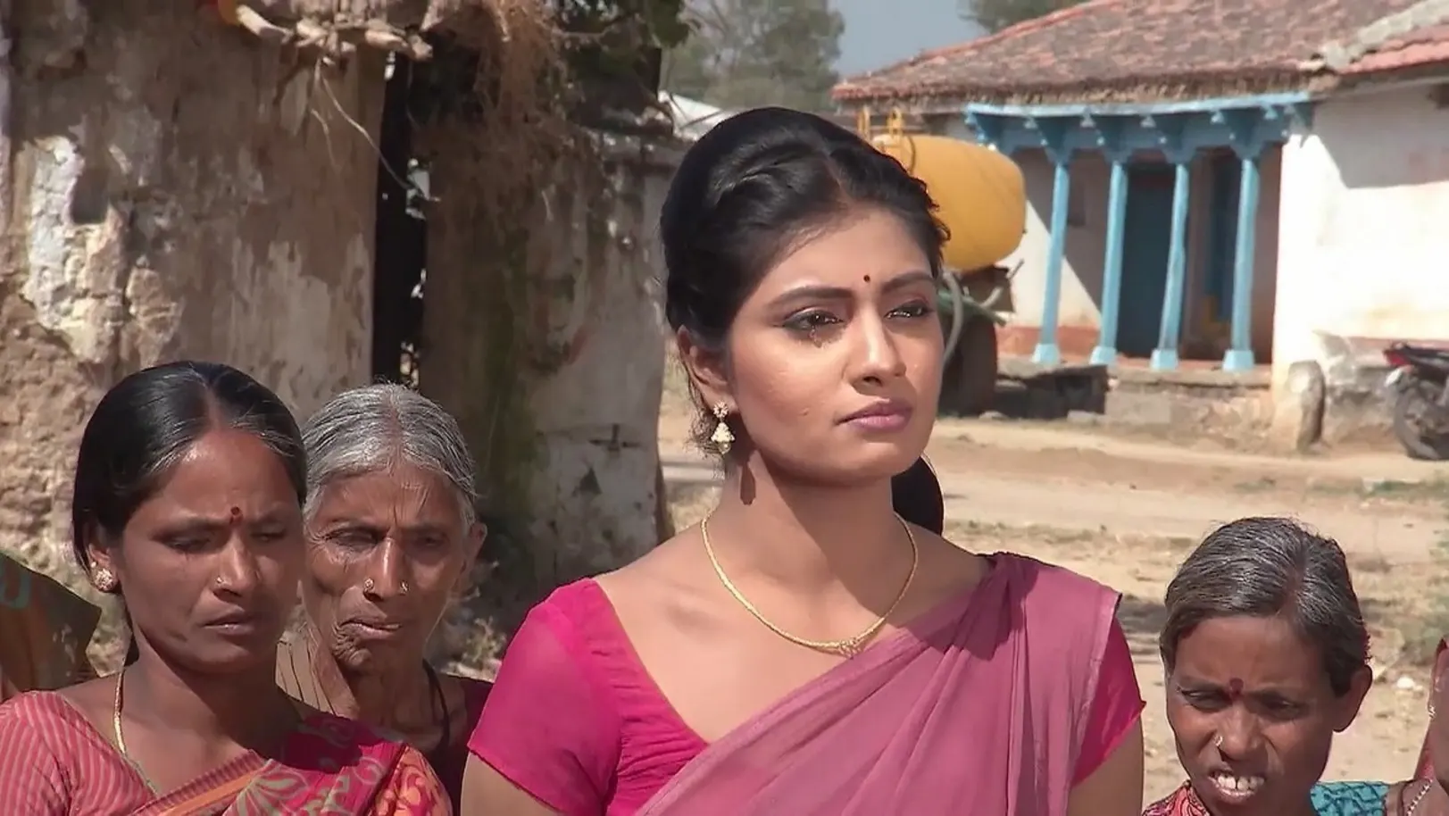 Parnika Incites the Villagers against Punya | Naagamandala 