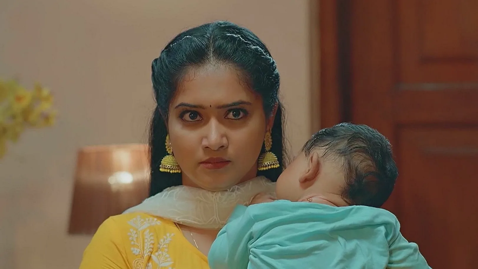 Meenakshi Stops Mythili | Valsalyam 