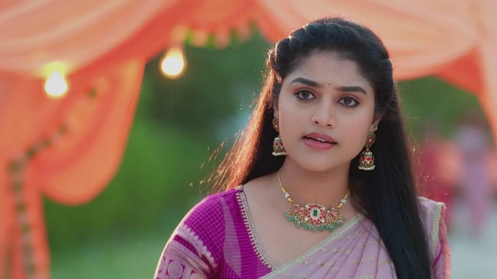 Valli Scolds the Security Guard | Valliyin Velan 