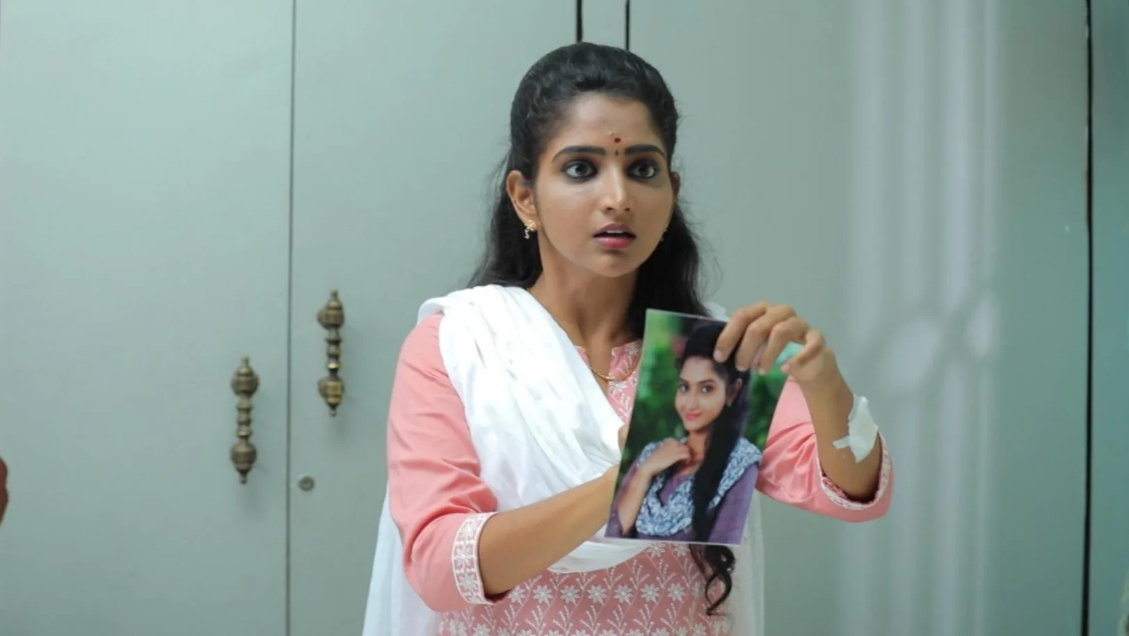 Thangamayil Lashes out at Guhan 27th December 2021 Webisode