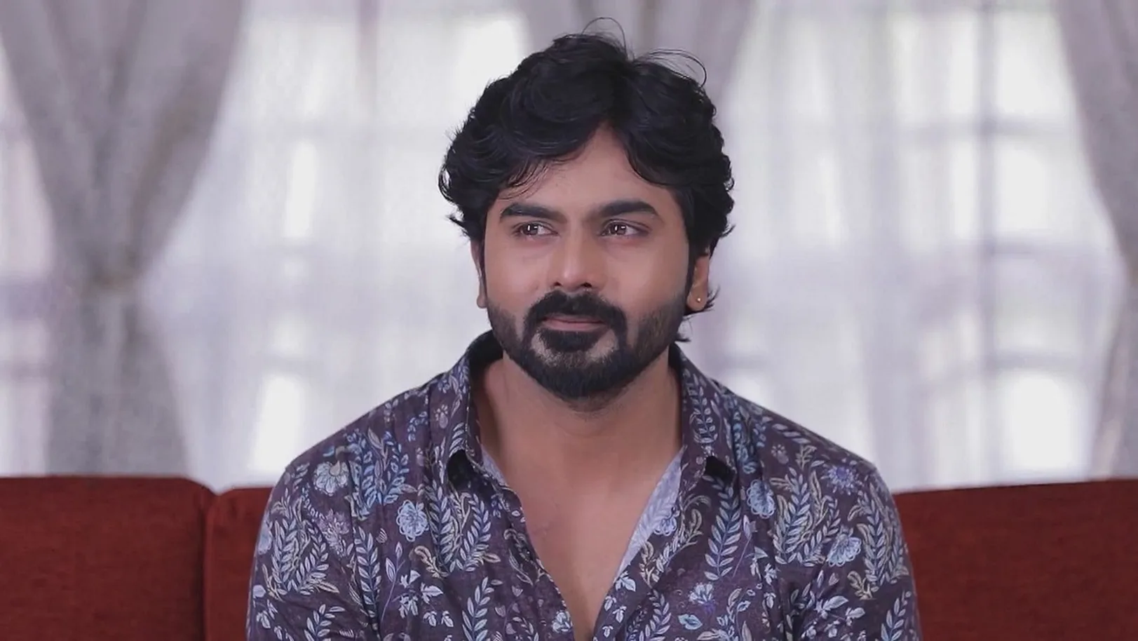 Siva Introduces Janani to His Friend | Mounam Pesiyadhe 