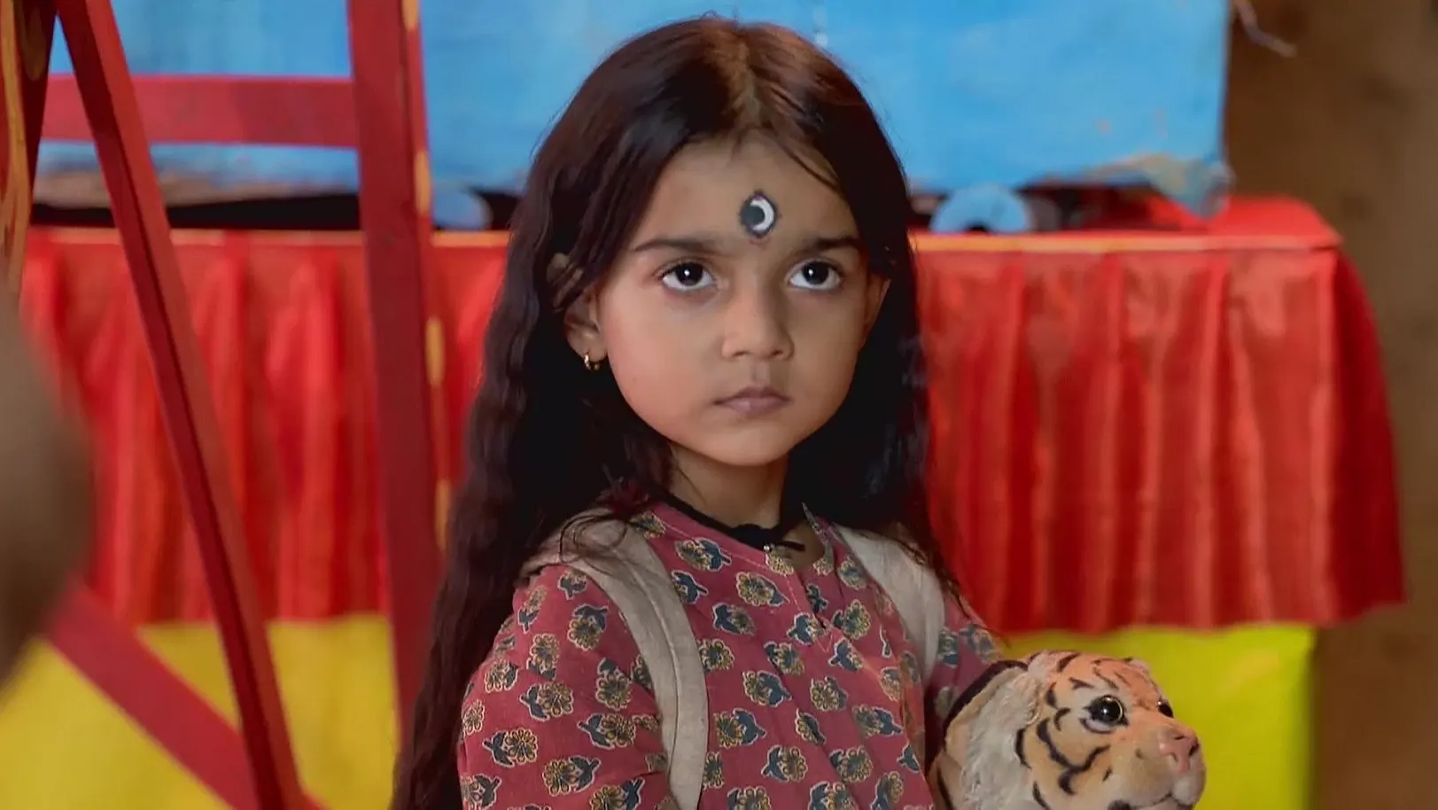 Shyamol Erases Durga's Eyes Painted by Duggamoni - Duggamoni O Bagh Mama 