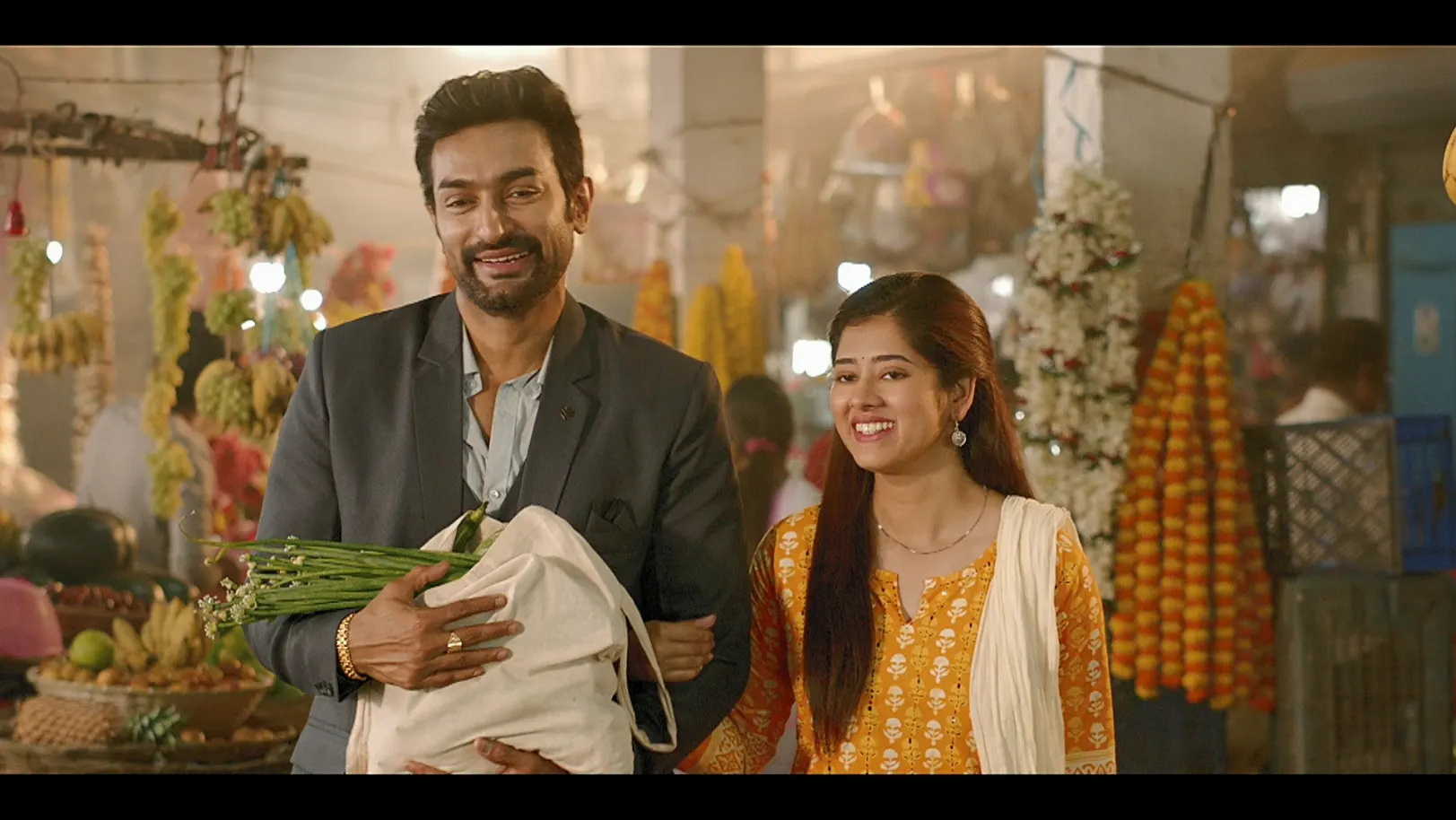 Arya and Apu in a Local Market - Chirodini Tumi Je Amar - Promo