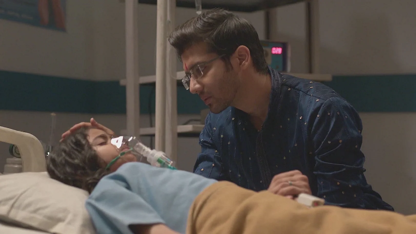 Maya Tries to Take Atharva Away from Veda - Tula Japnar Aahe 