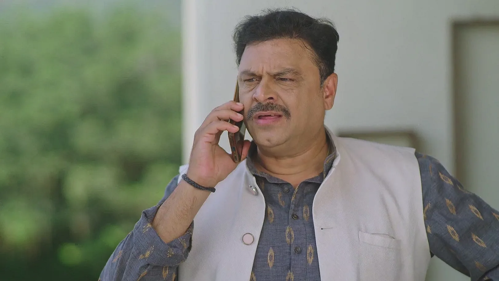 Aditya Cleans the Roof of Aaji's House - Paaru 