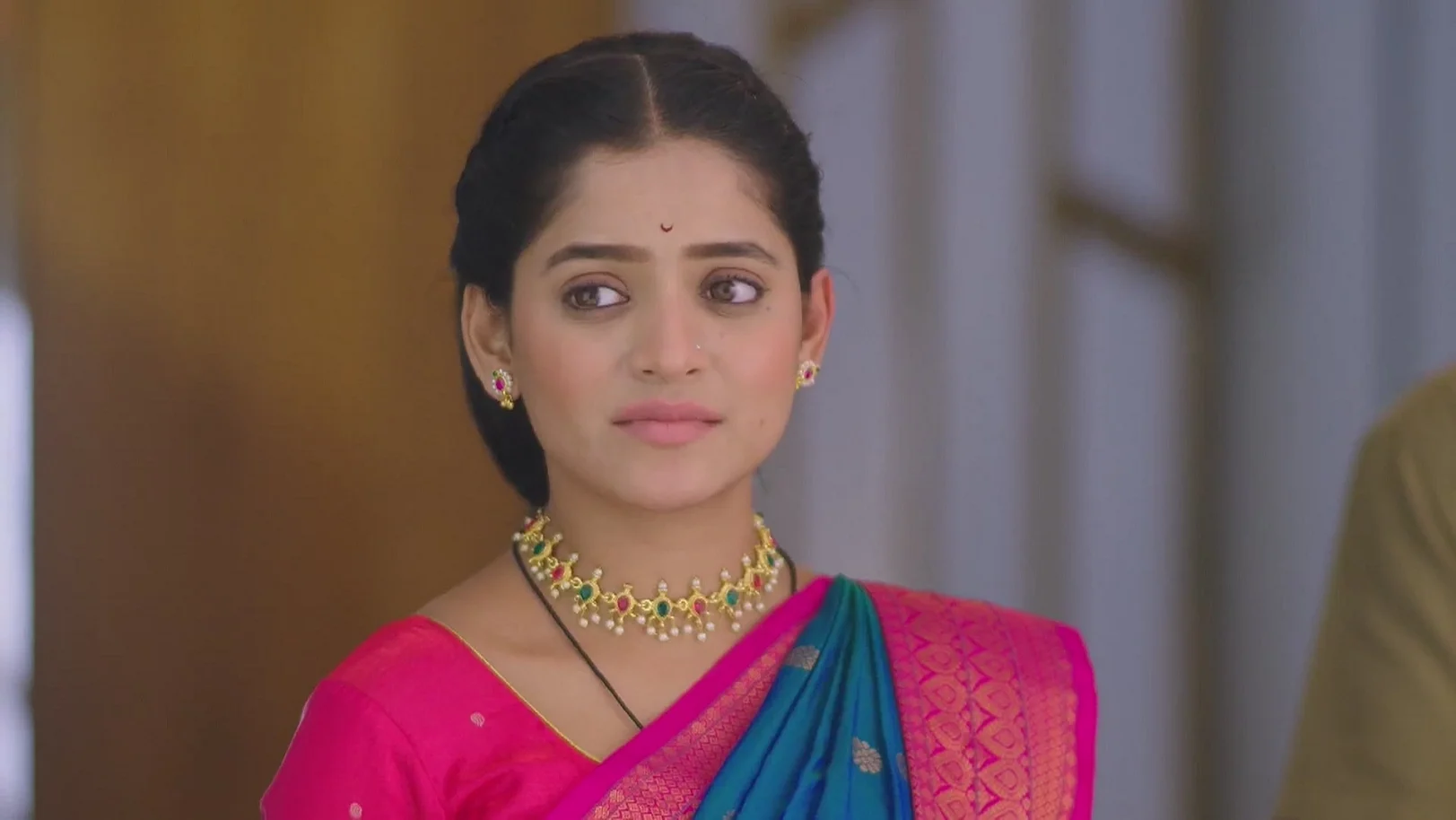 Ahilya Devi Makes Paaru Sit with the Family for a Meal - Paaru 