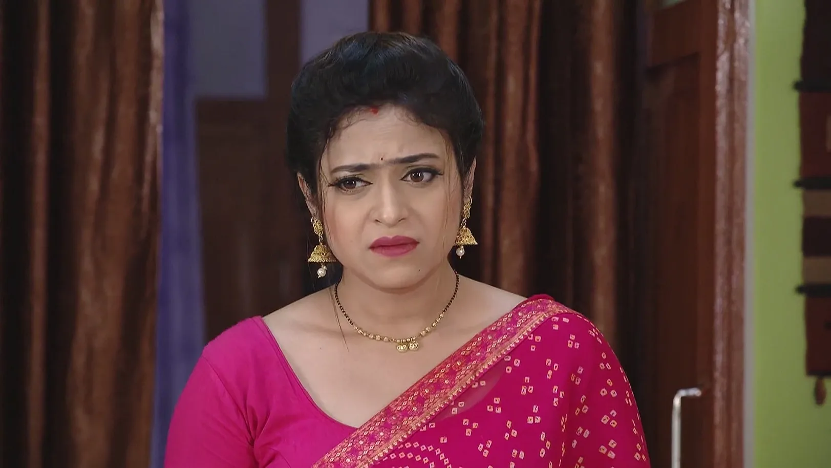 Upasana and Pooja Learn about Archana's Marriage - Sathi Sata Janmara 