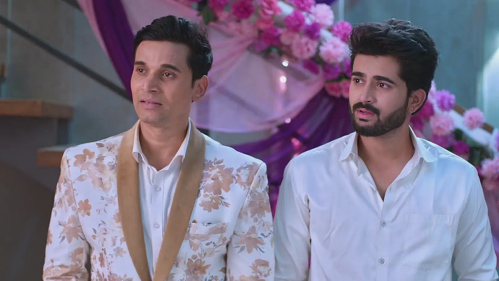 Leela Prays to God for Durga - Navri Mile Hitlerla 