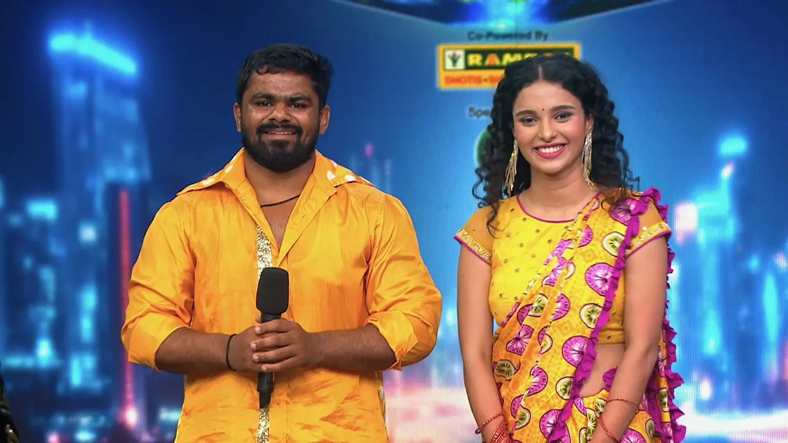 Hrishikesh Teaches Wrestling Exercises to Shruti - Chal Bhava Cityt 