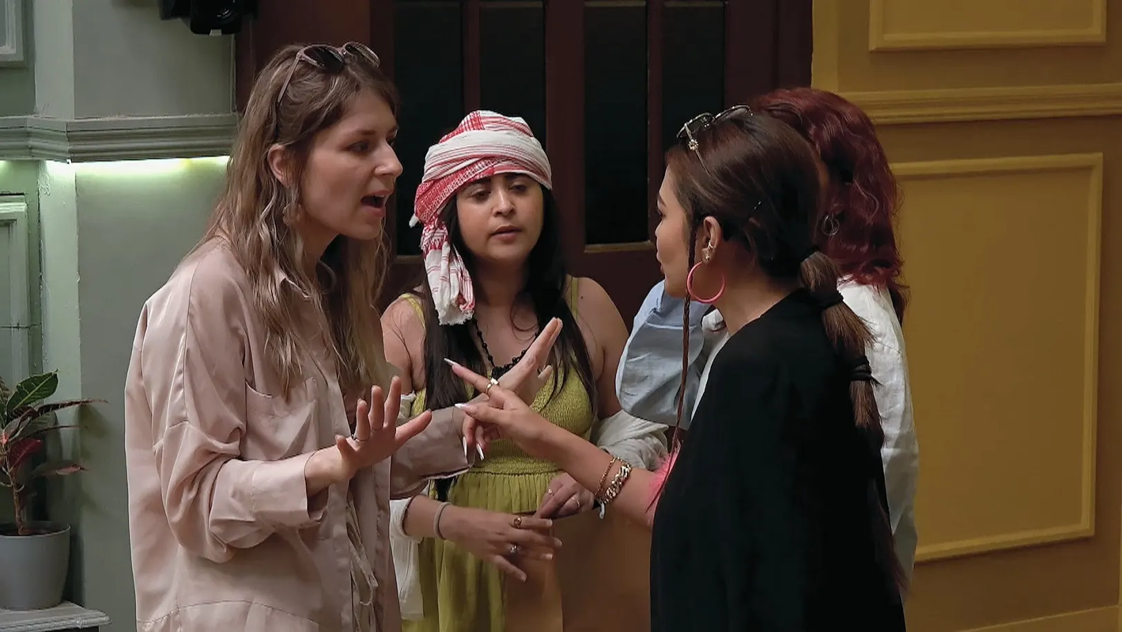 Gayatri And Kajal's Spat - Chal Bhava Cityt 