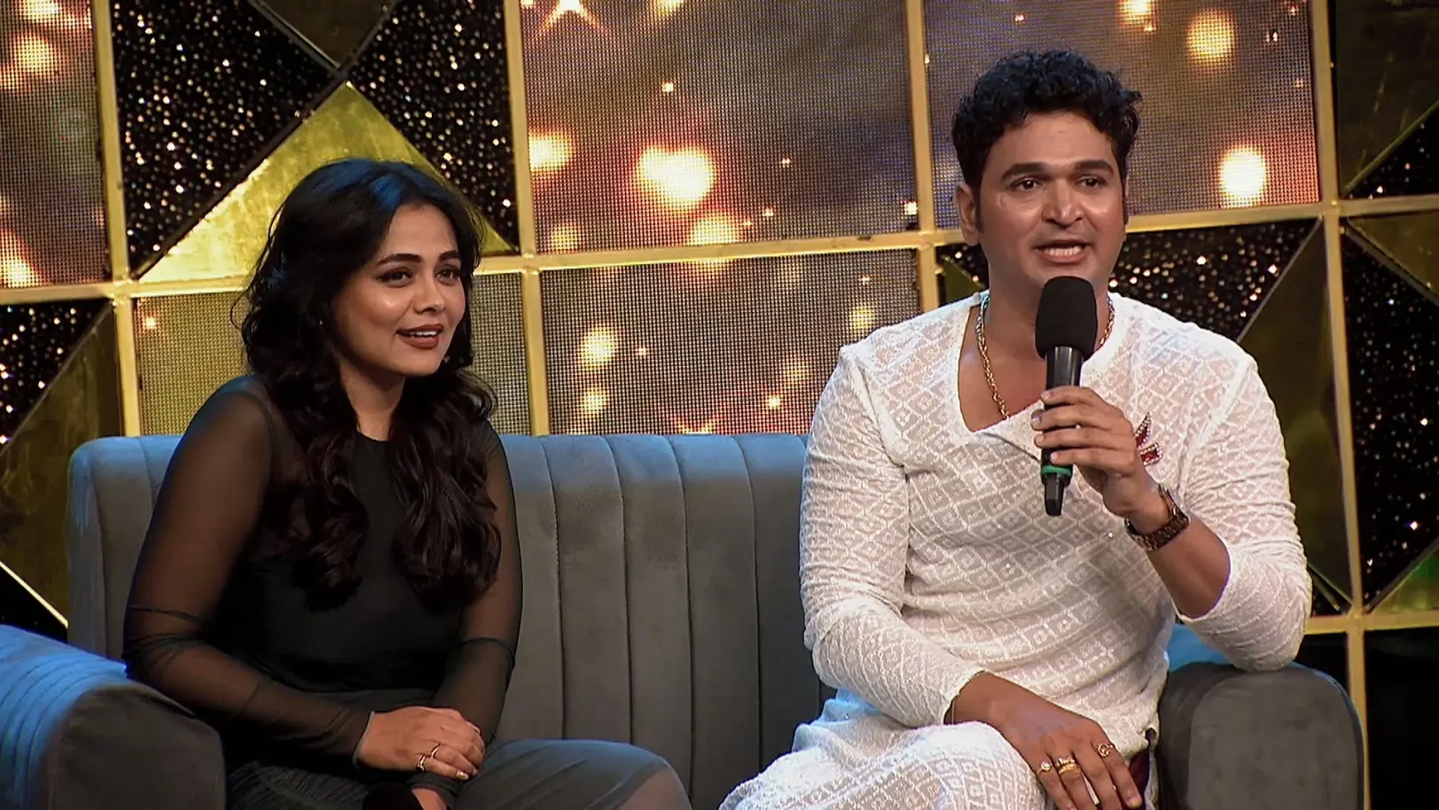 Shreyas Gives Rama Mumbai's Famous Vada Pav - Chal Bhava Cityt 