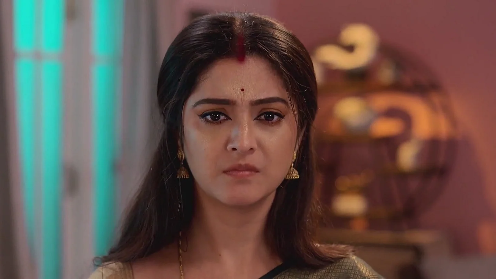 Shyamoli Fakes in front of Chandrashis - Kon Gopone Mon Bheseche 