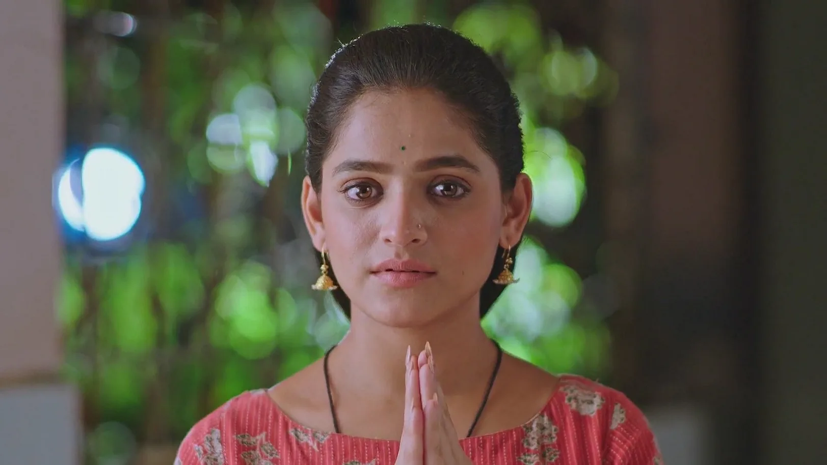 A Person Clicks Paaru and Aditya's Photo - Paaru 