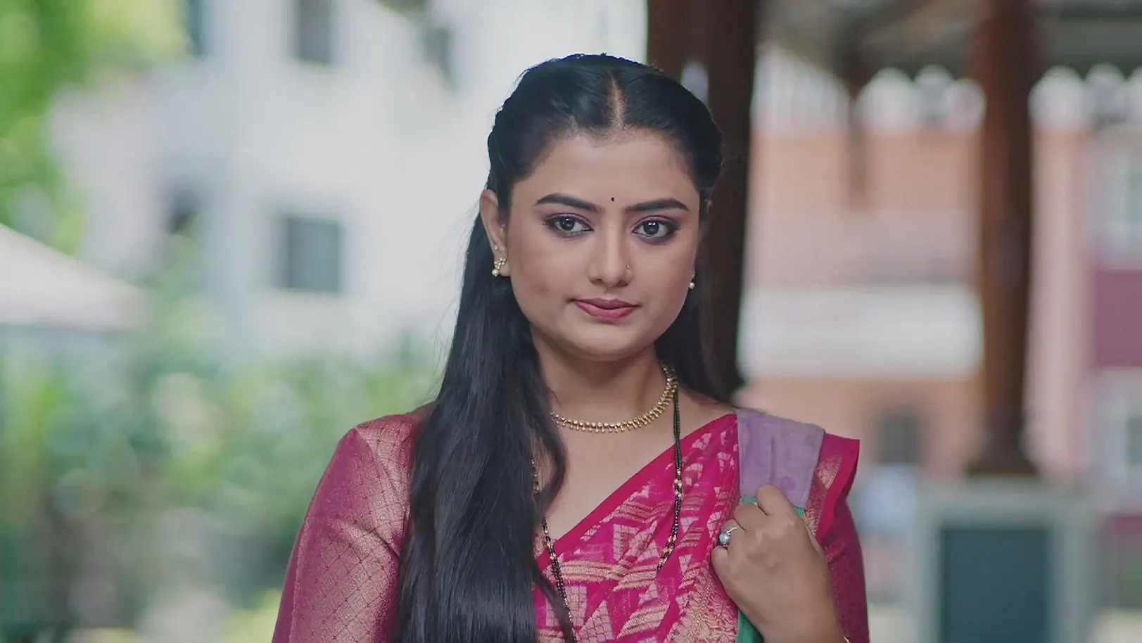 Tejashree Asks Shatrughan about Manjula - Lakhat Ek Amcha Dada 