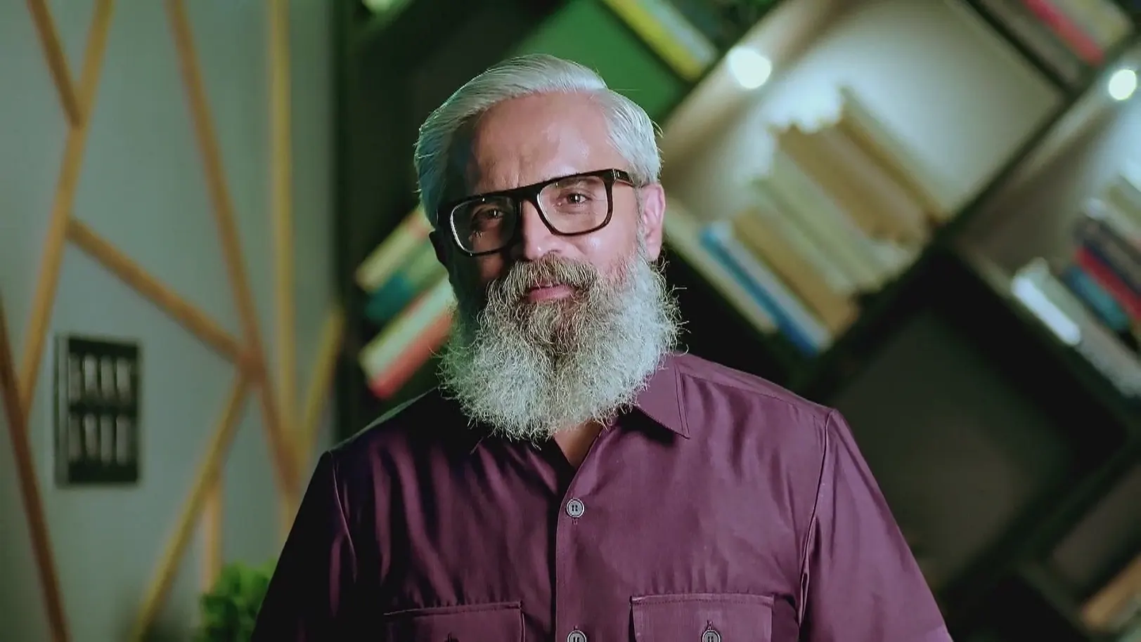 Dalavayi Talks to Ambika's Portrait - Naa Ninna Bidalaare 