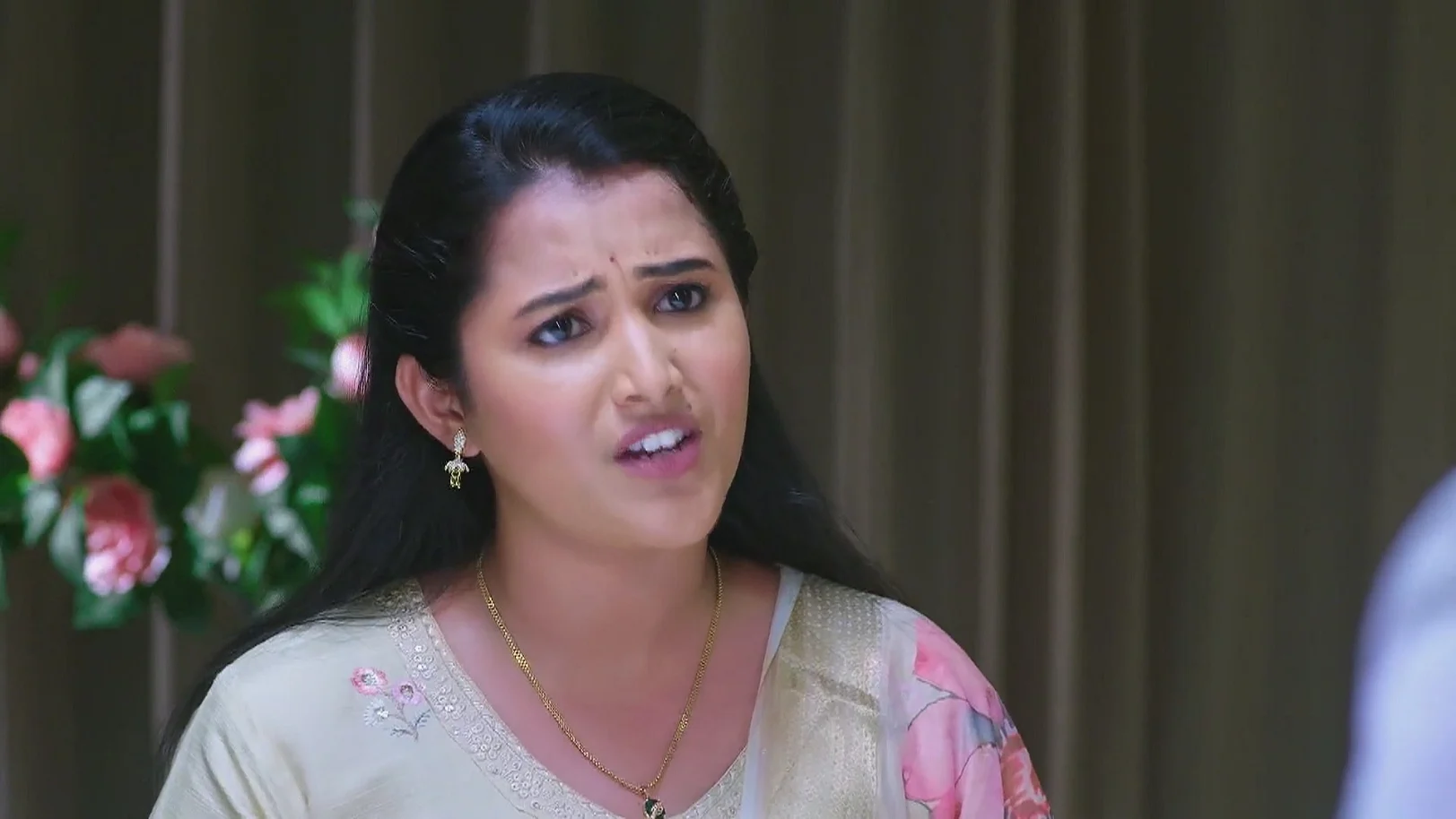 Archana Scolds Chirag for Hurting Deepa - Brahmagantu 