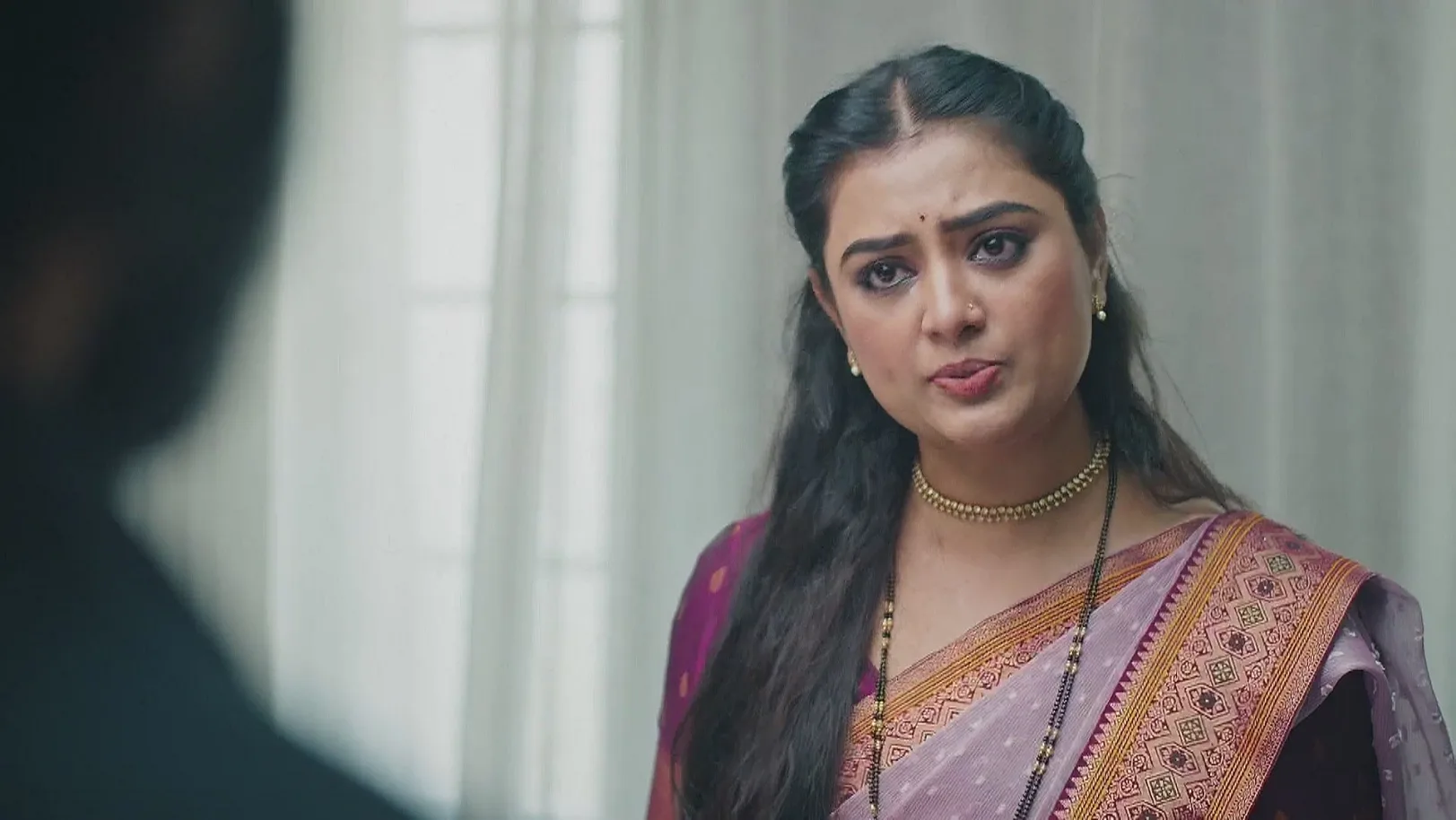 Shatrughan Tries to Calm an Angry Tejashree - Lakhat Ek Amcha Dada 
