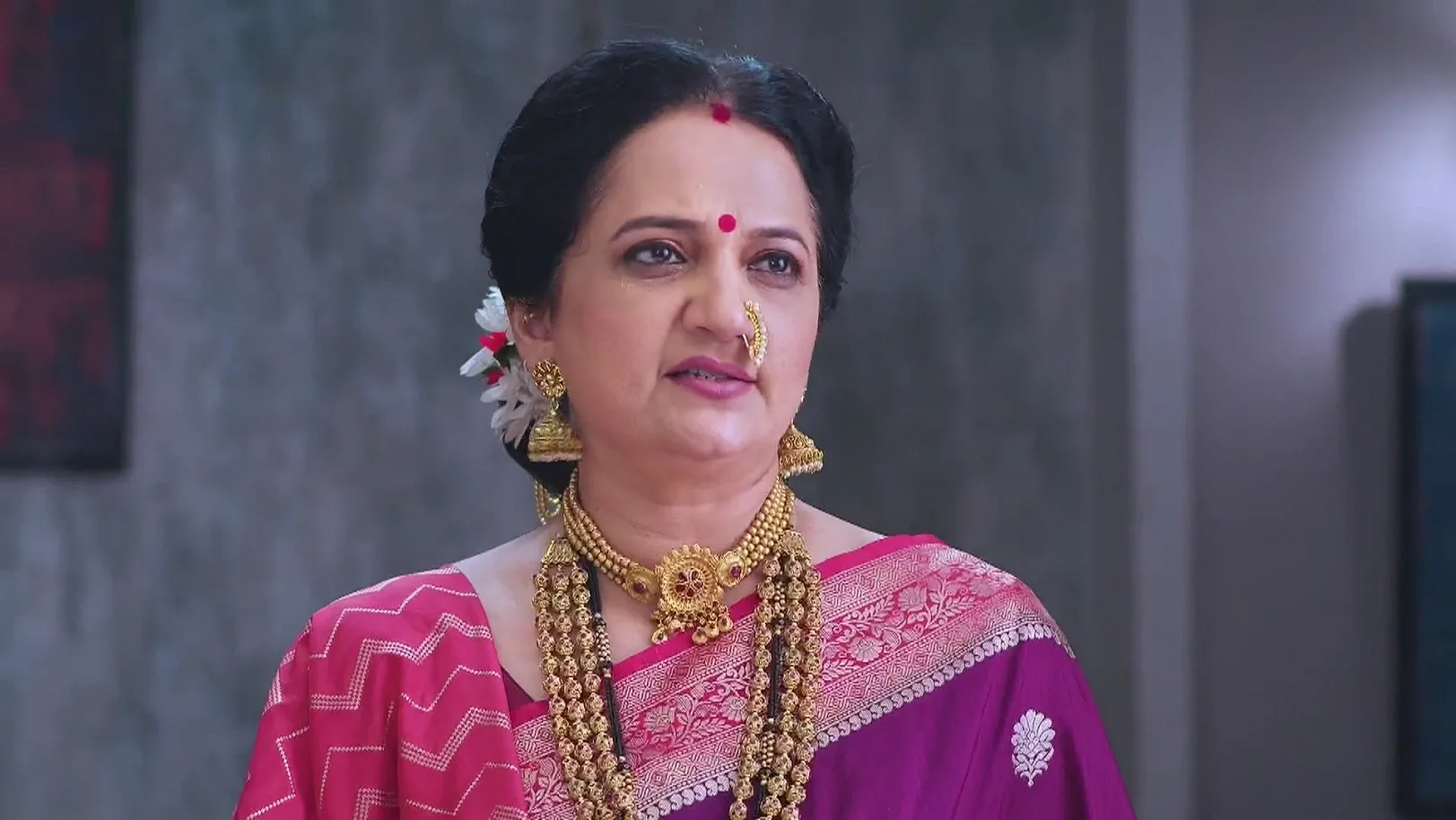 Aaji Talks to Bhuvaneshwari about the School - Tula Shikvin Changlach Dhada 