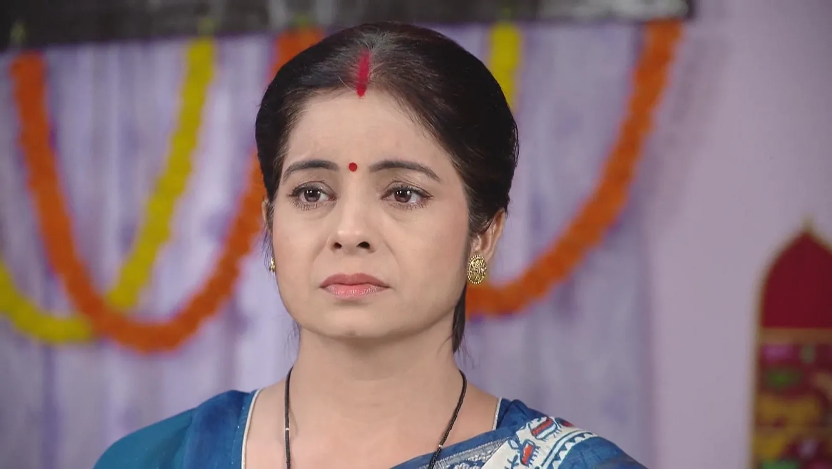 Sandhya Entertains the Audience - Sathi Sata Janmara 