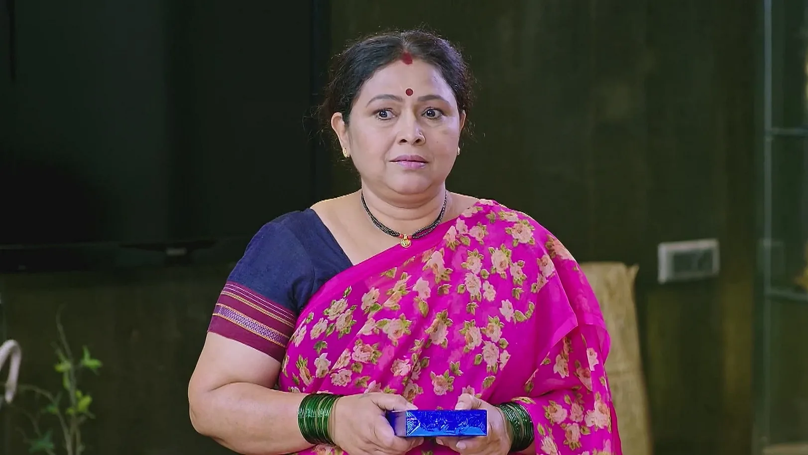Jayanth Gives Shantamma a Gift - Lakshmi Nivasa 
