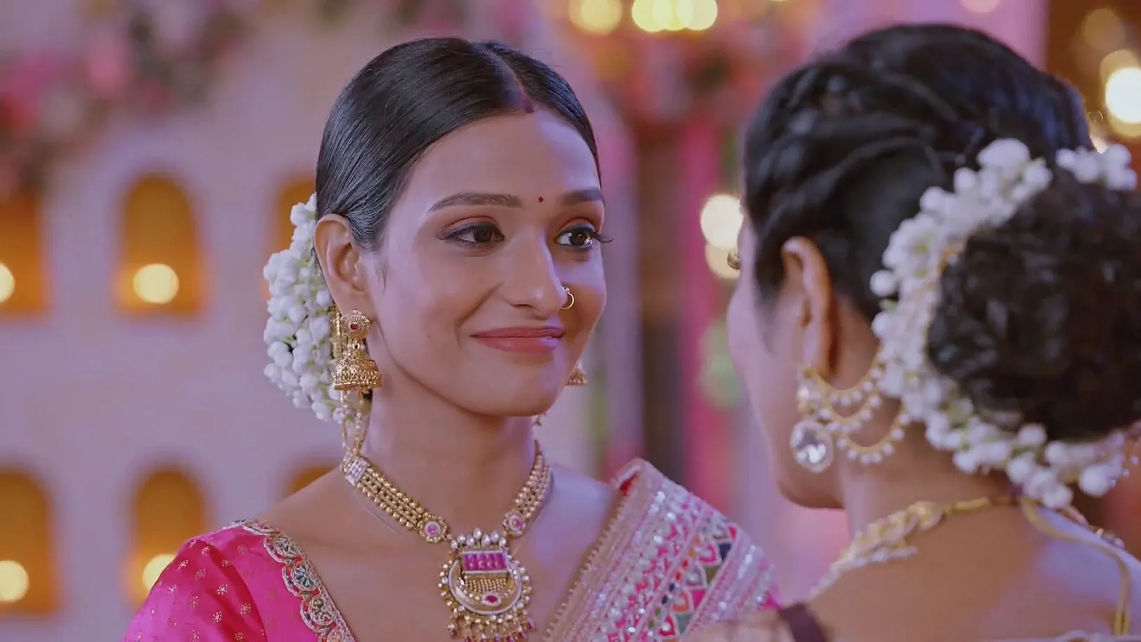 Rano Brings a Gold Chain for Shalu - Bhagya Lakshmi 