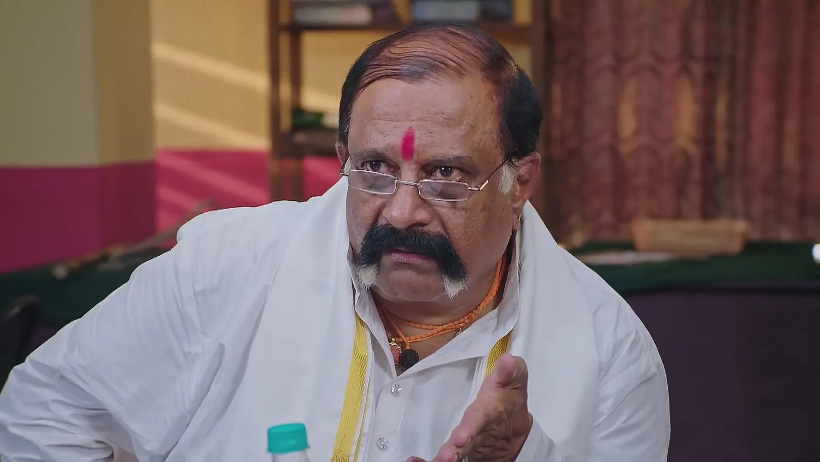 Javare Gowda's Suggestion Shocks the Cop - Lakshmi Nivasa 