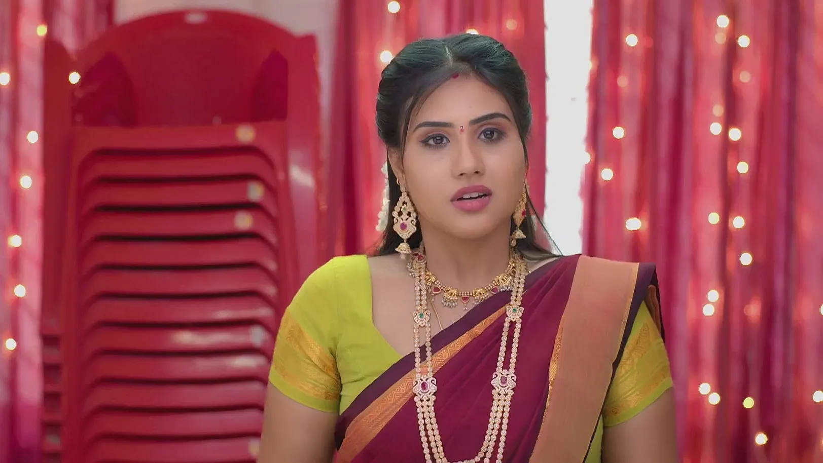 Revathi Tries to Stop Mahesh - Karthigai Deepam 