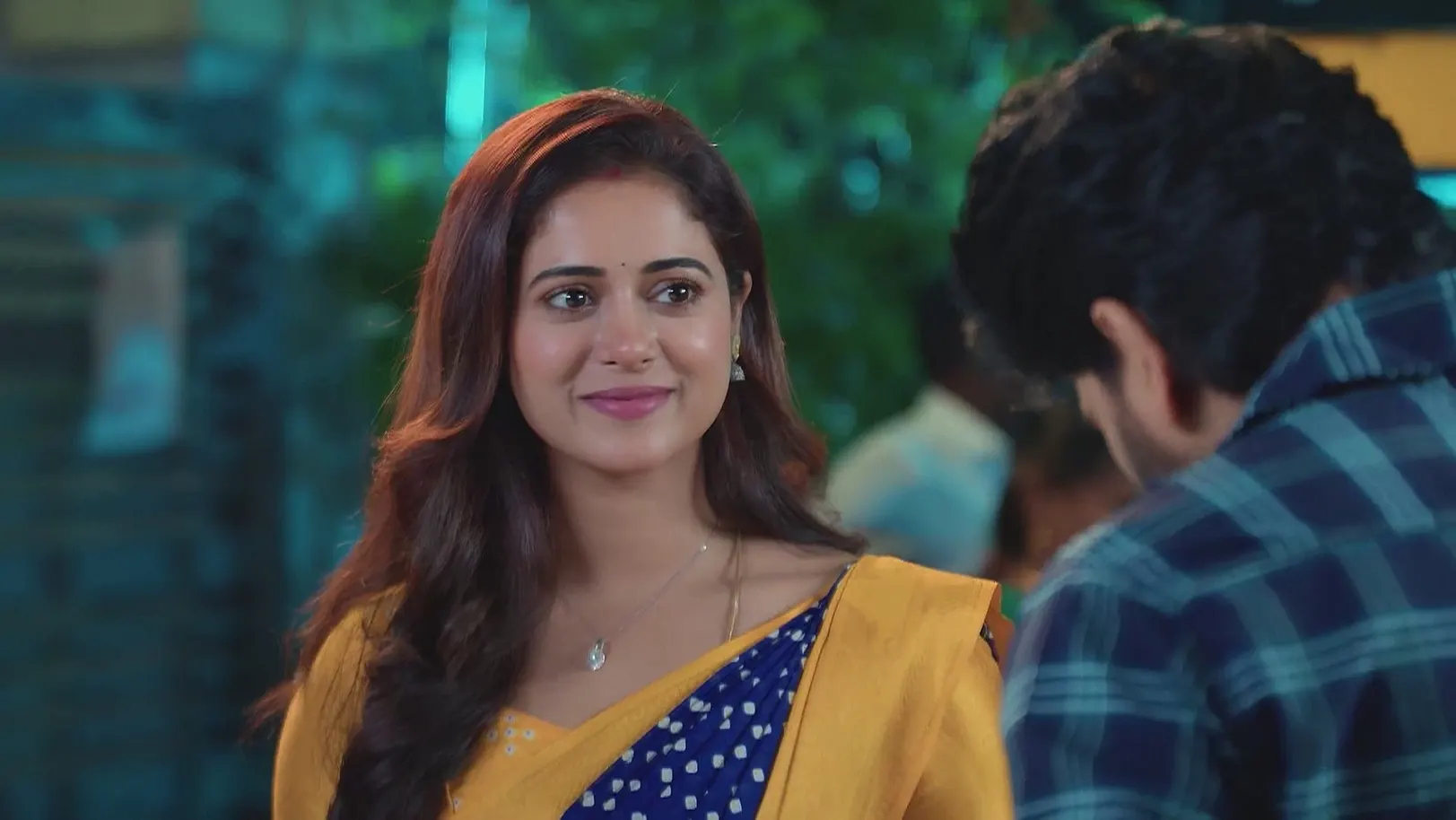 Maya Urges Seenu to Buy Food - Sandhya Raagam 