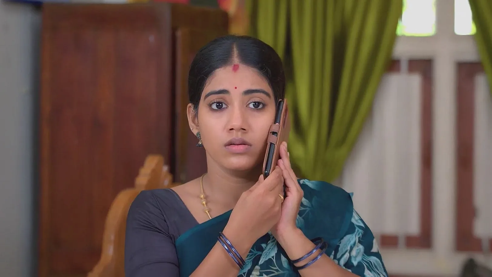 Shanmugham Waits for Isakki - Anna 