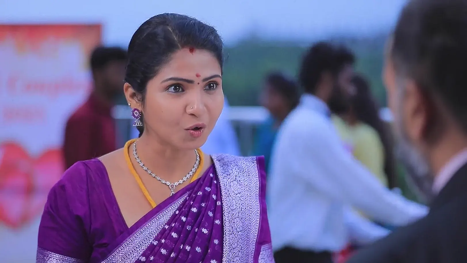 Vanathi Senses Something Amiss - Manaellam 
