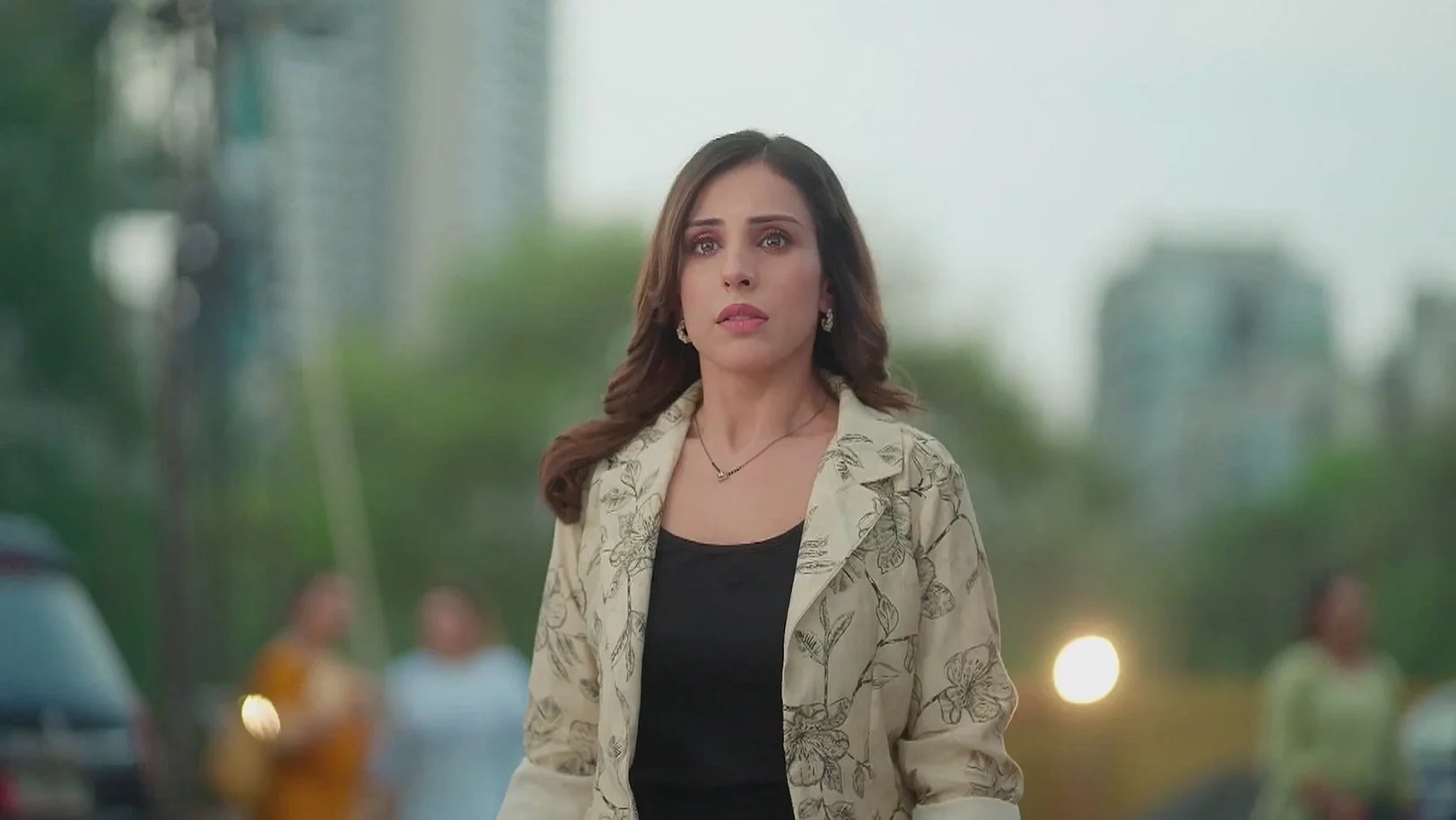 A Worried Riddhi Goes Out to Look for Neel - Jamai No. 1 