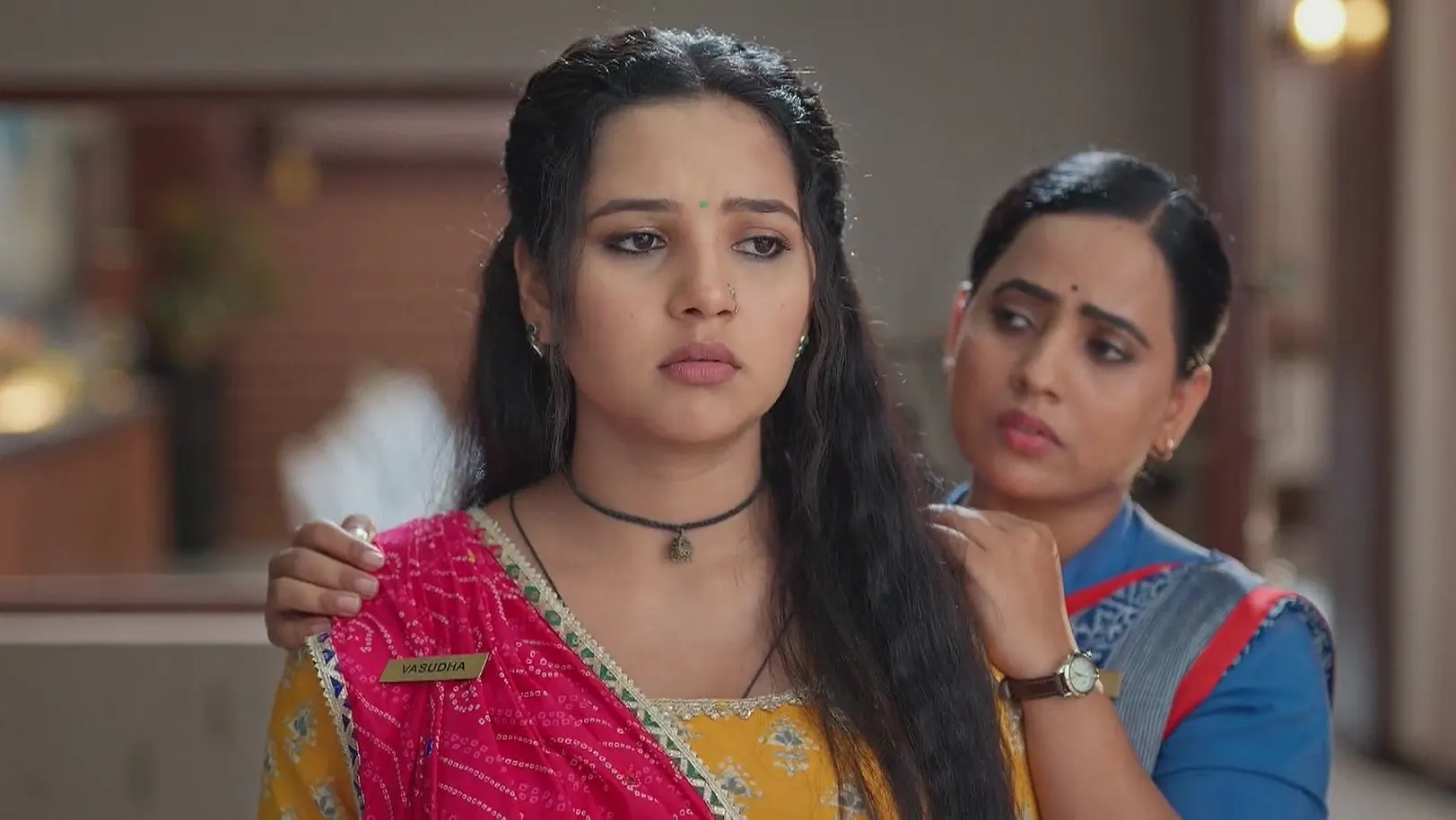 Vasudha Tries to Stay Away from Devansh - Vasudha 