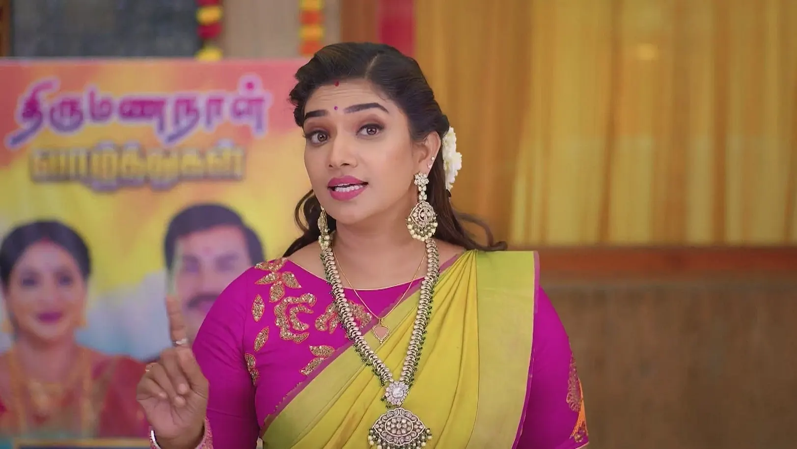Raja Reassures Parmeshwari - Karthigai Deepam 