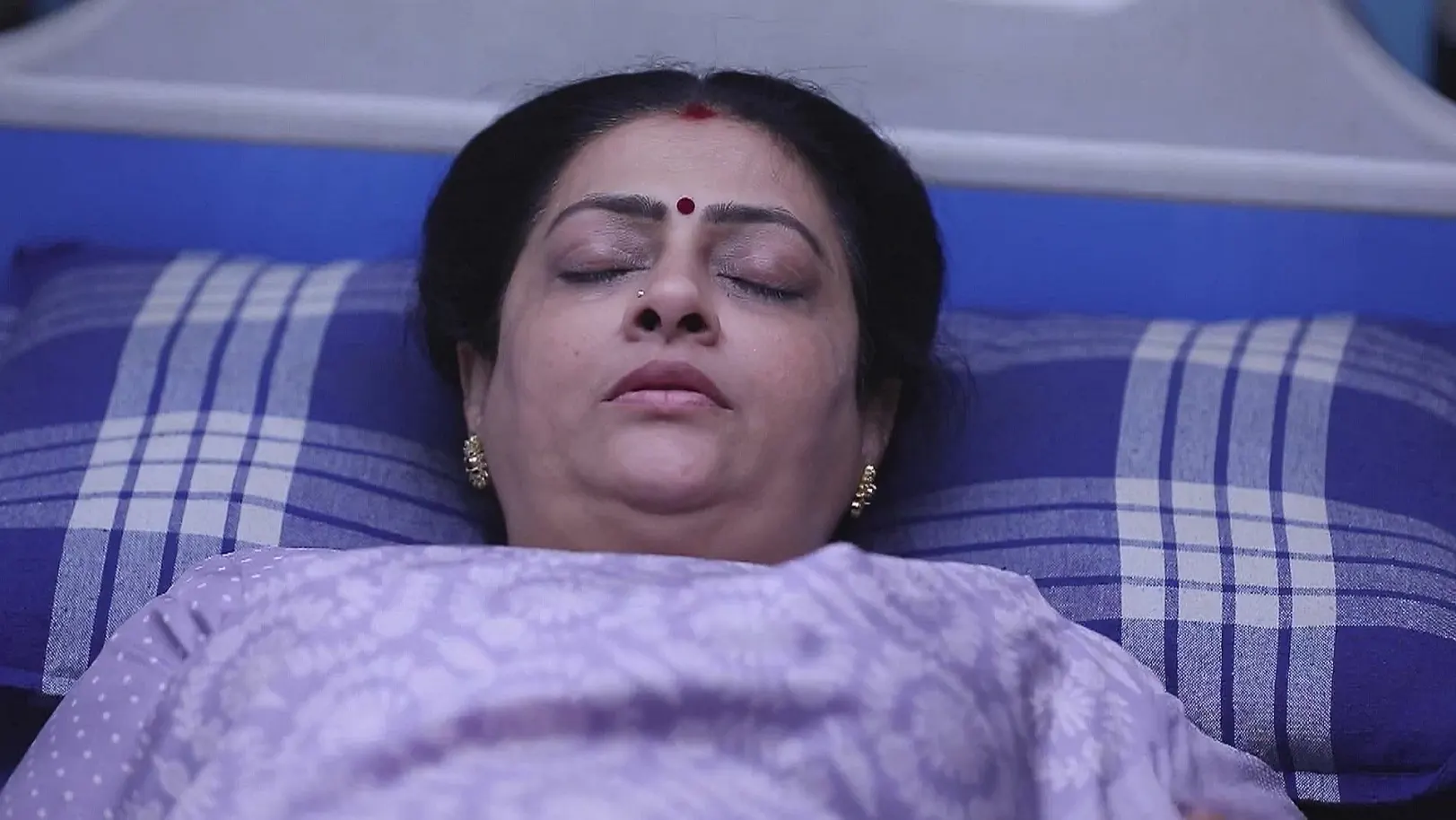 Thulasi Weeps Bitterly - Mounam Pesiyadhe 
