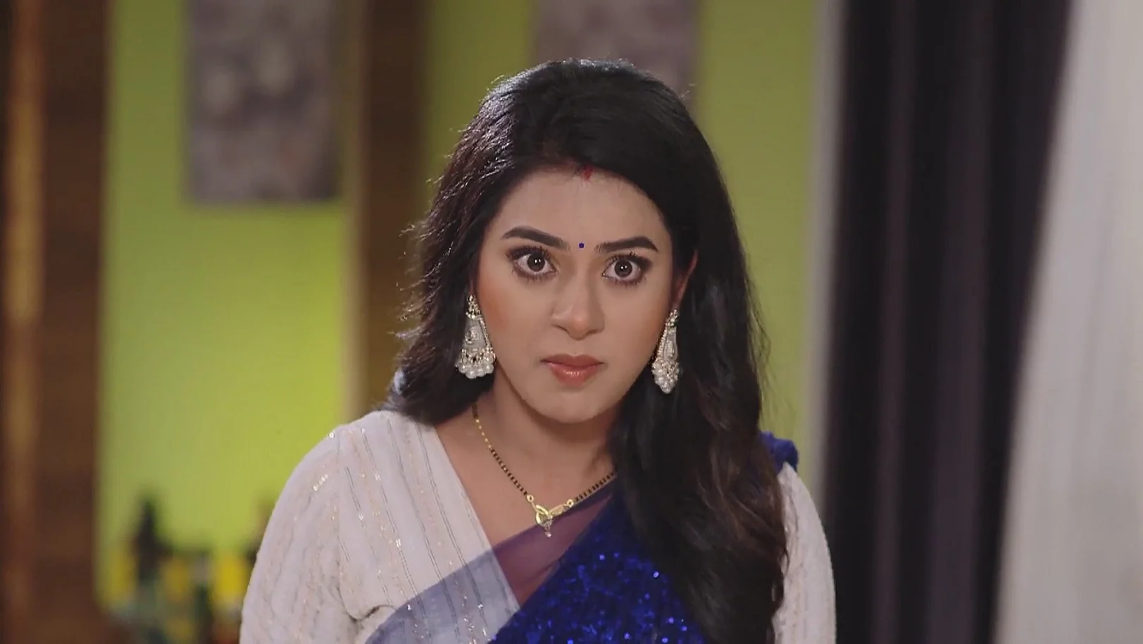 Richa Plots against Akshay - Tuma Bina 