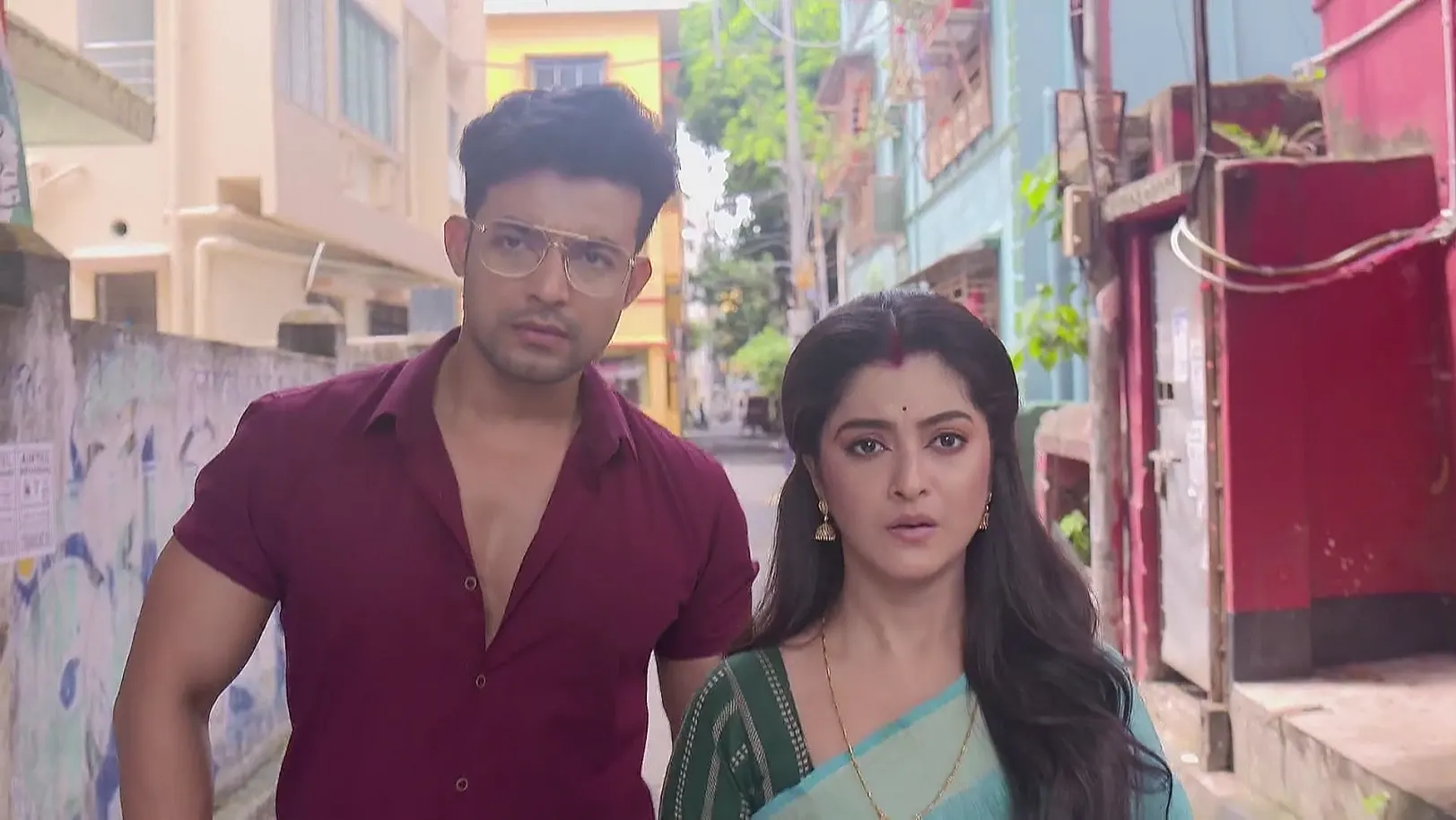 Shyamoli Follows Raghu - Kon Gopone Mon Bheseche 