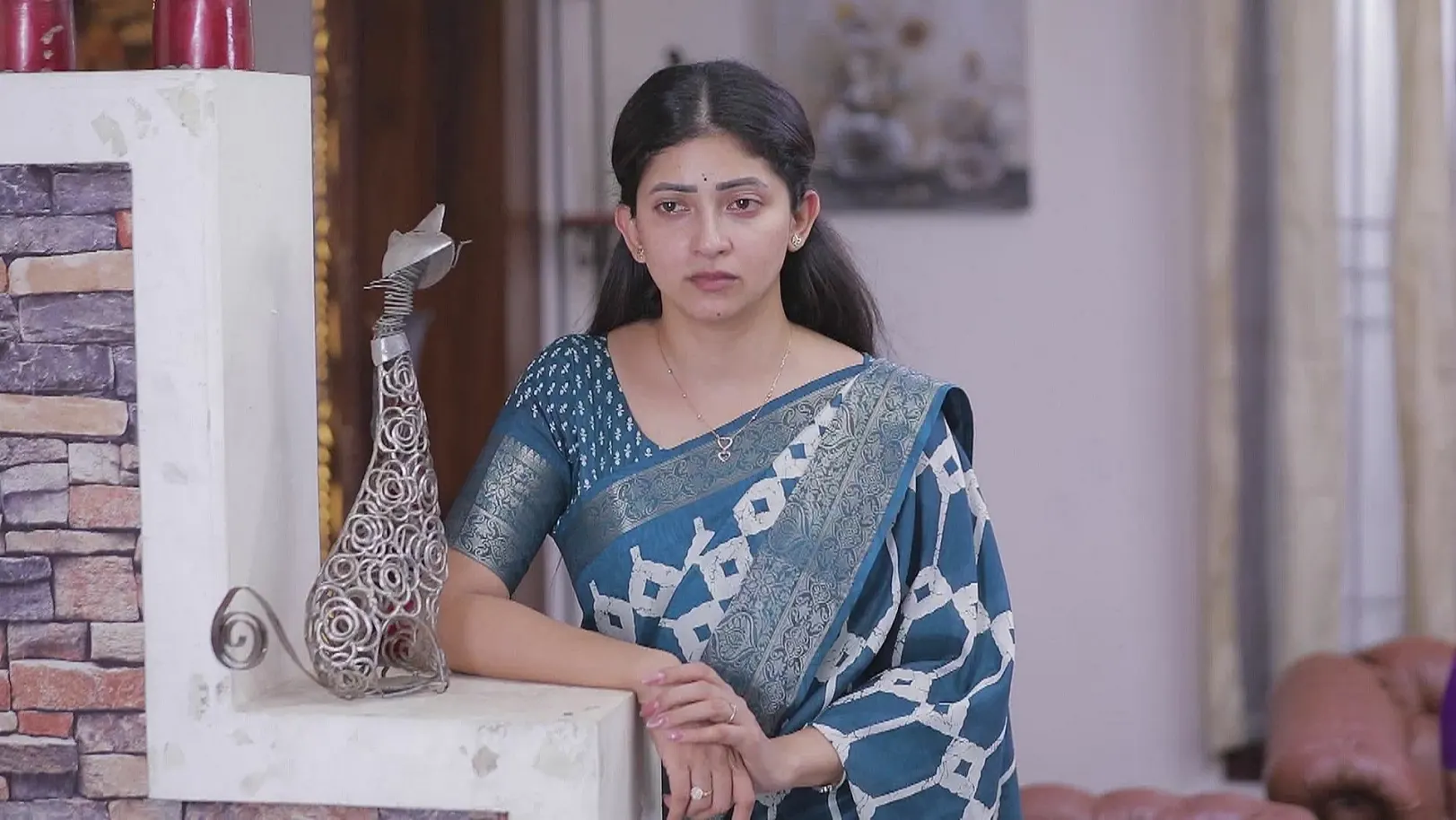 A Phone Call Makes Mano Anxious - Idhayam 