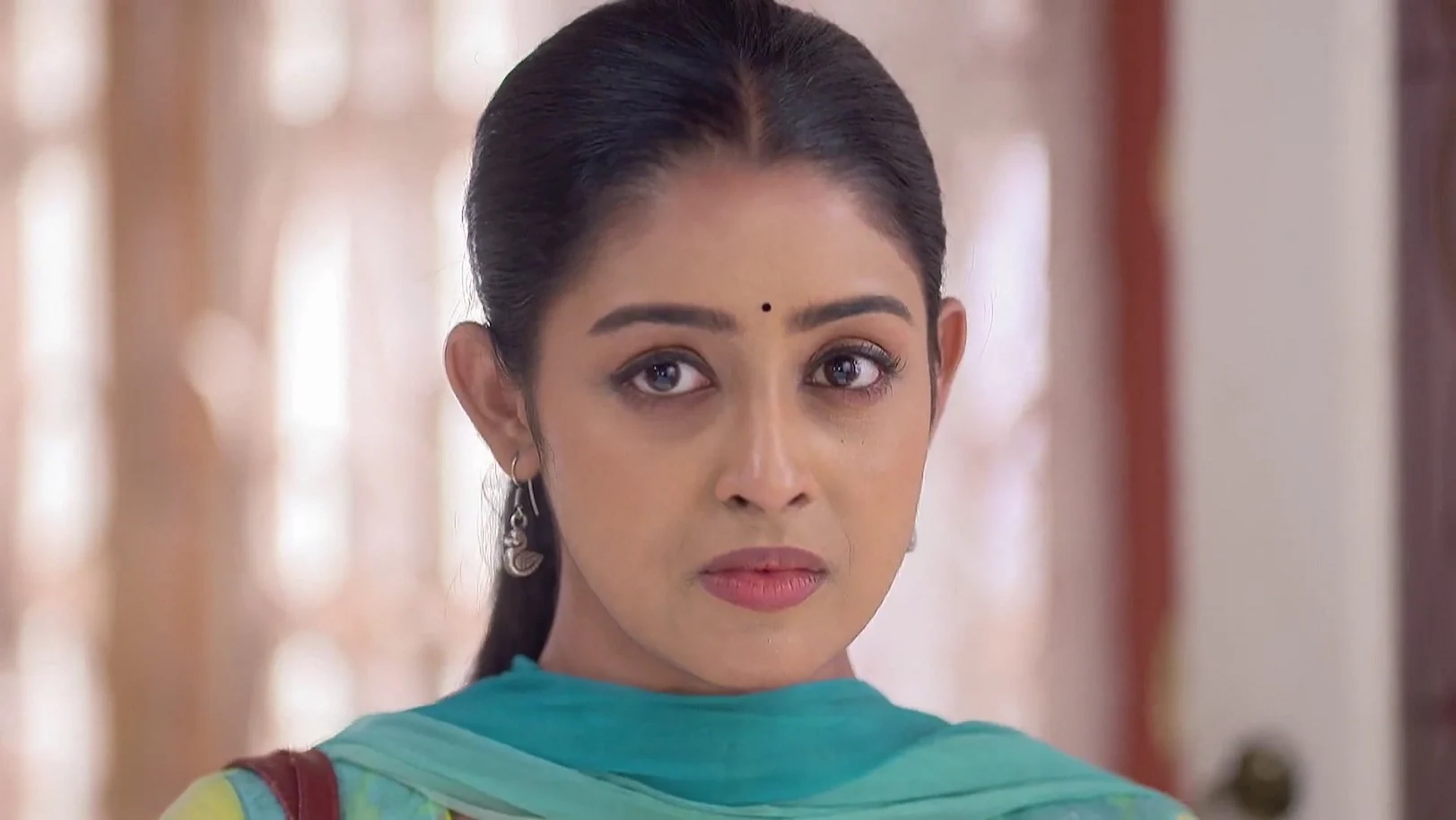 A Couple Visits the Basu House - Parineeta 