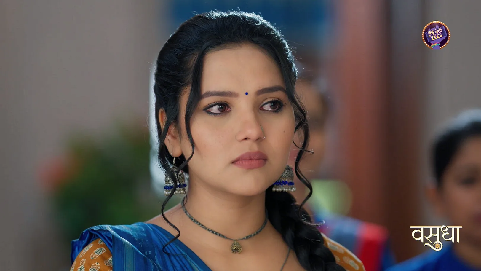 Ved Saves Saru from a Few Miscreants - Bahu Beti Aur ZEE5 Episode 100